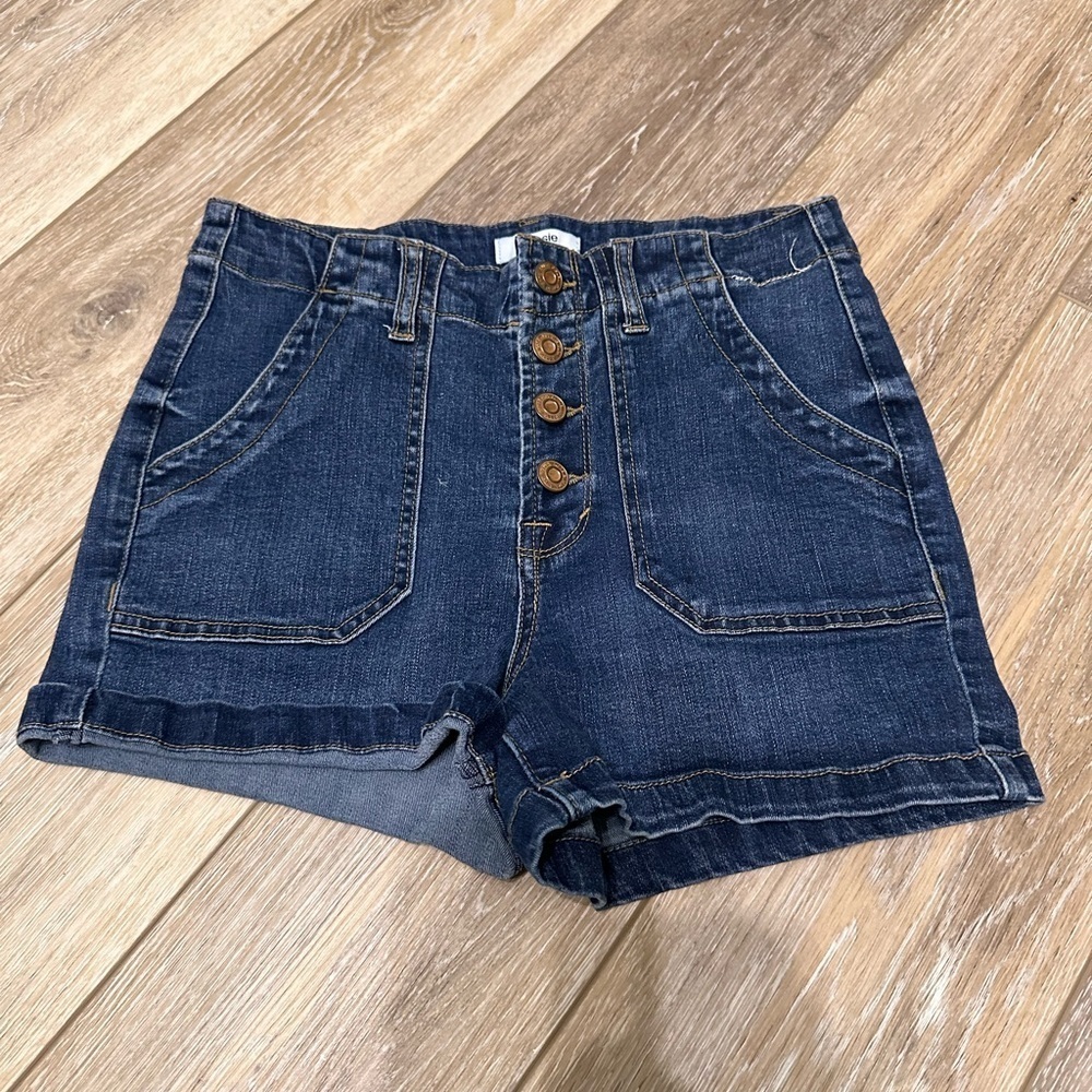 🛍️ Kensie button front shorts. New condition.